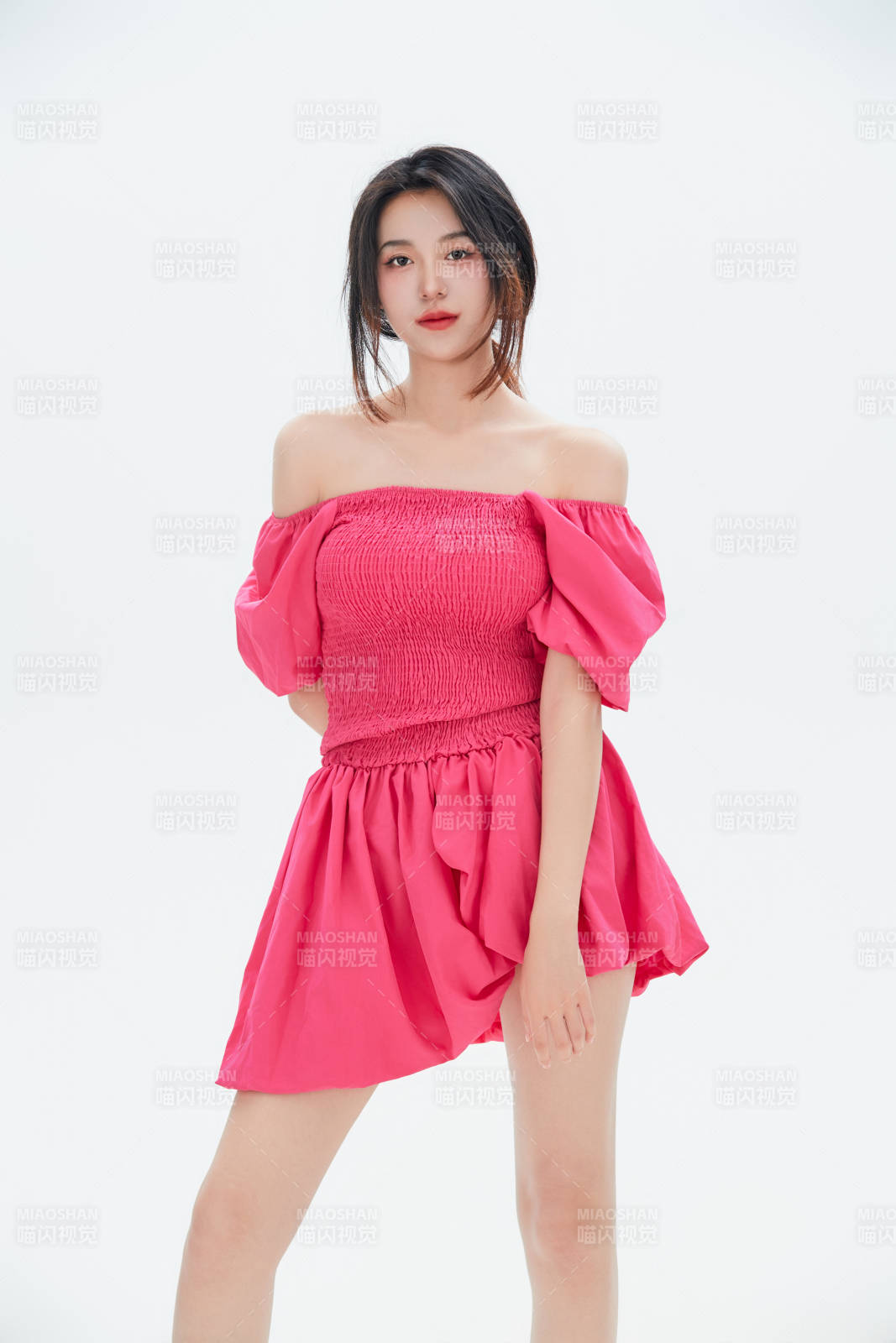 白色背景里的中國女性大學(xué)生