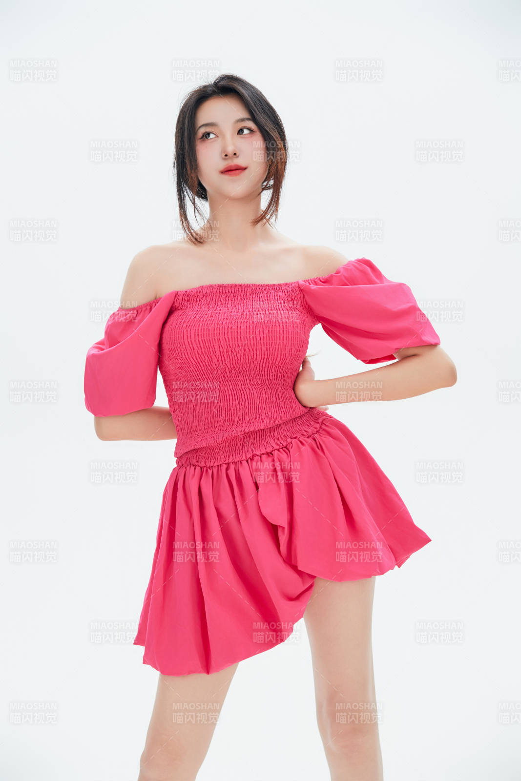 白色背景里的中國女性大學(xué)生