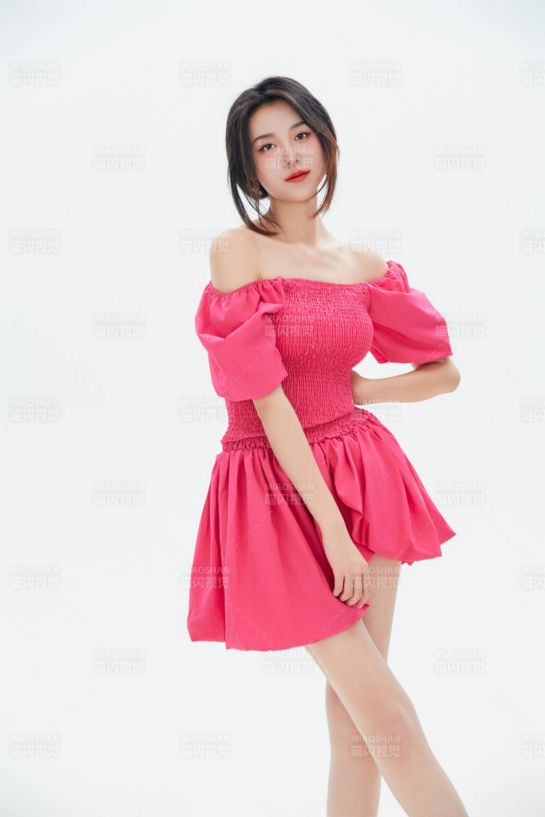 白色背景里的中國(guó)女性大學(xué)生