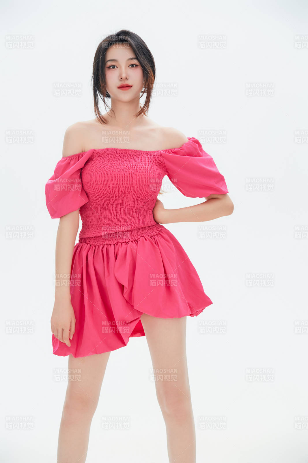 白色背景里的中國女性大學生