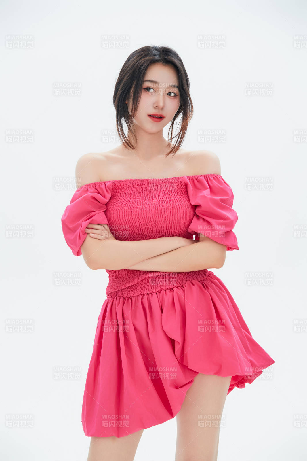 白色背景里的中國女性大學生