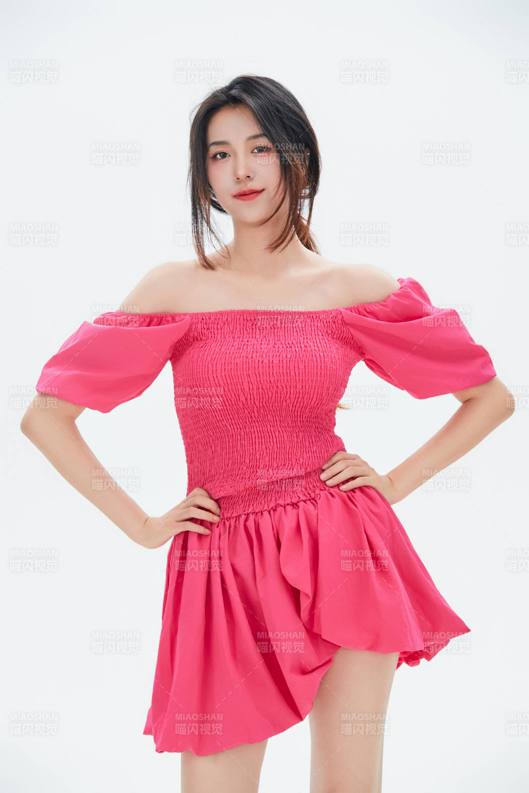 白色背景里的中國女性大學生