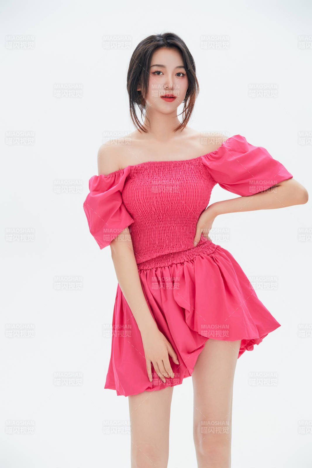 白色背景里的中國女性大學生