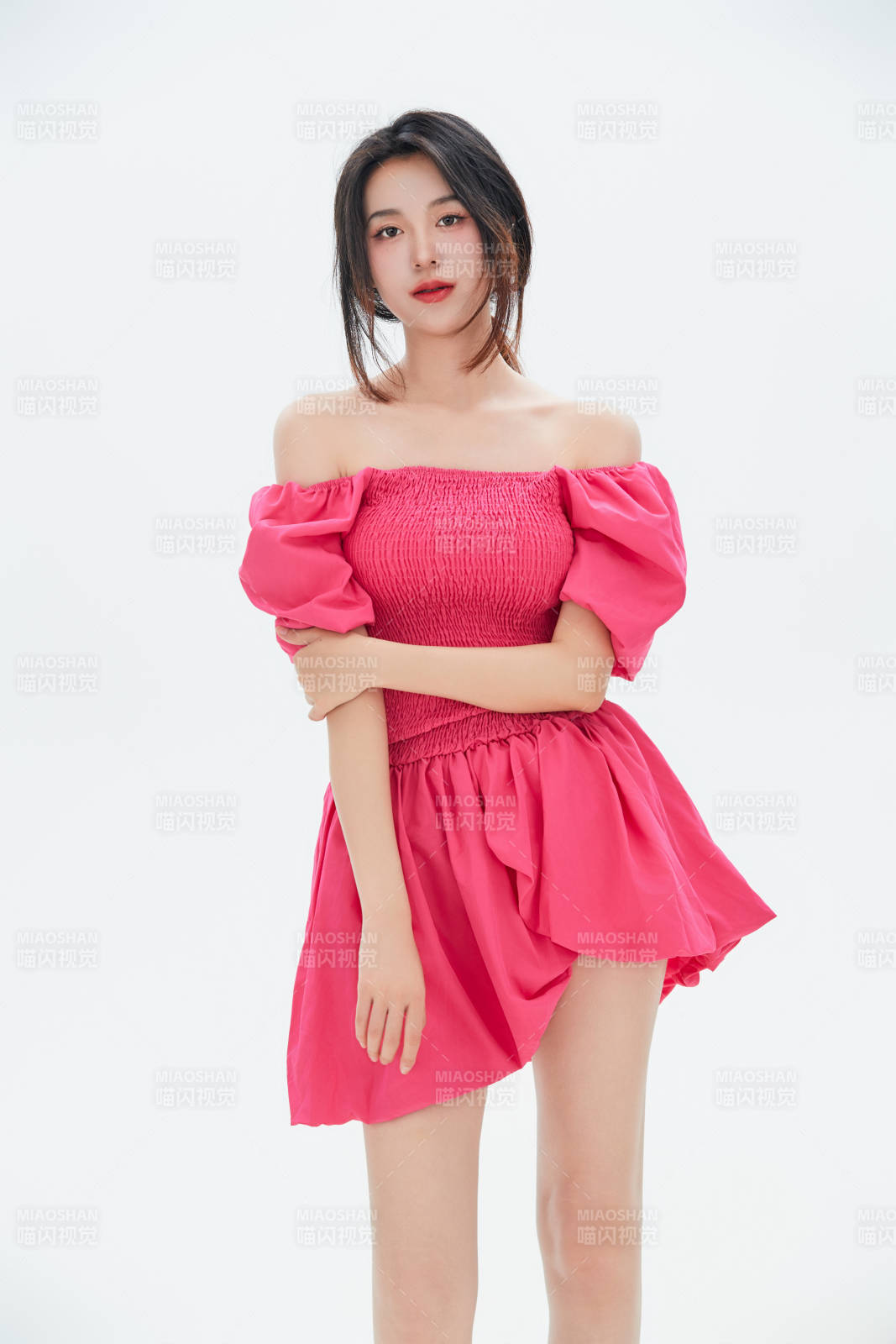 白色背景里的中國女性大學生