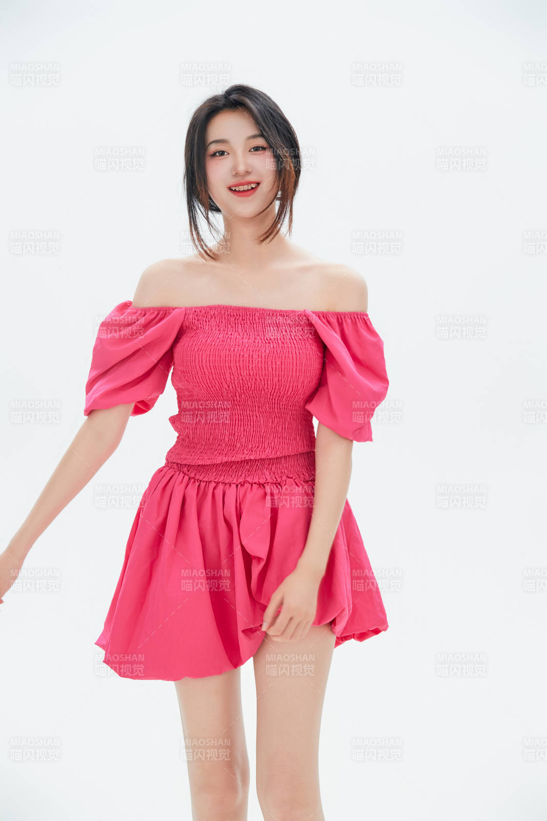 白色背景里的中國女性大學生