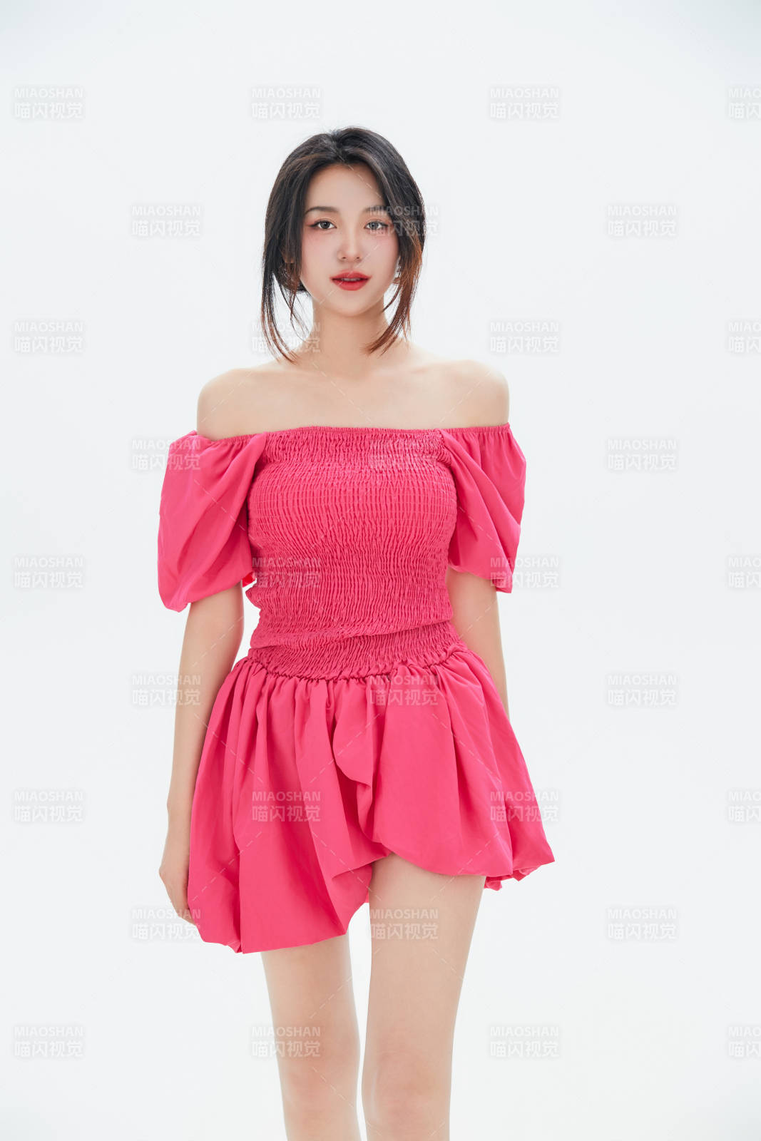 白色背景里的中国女性大学生