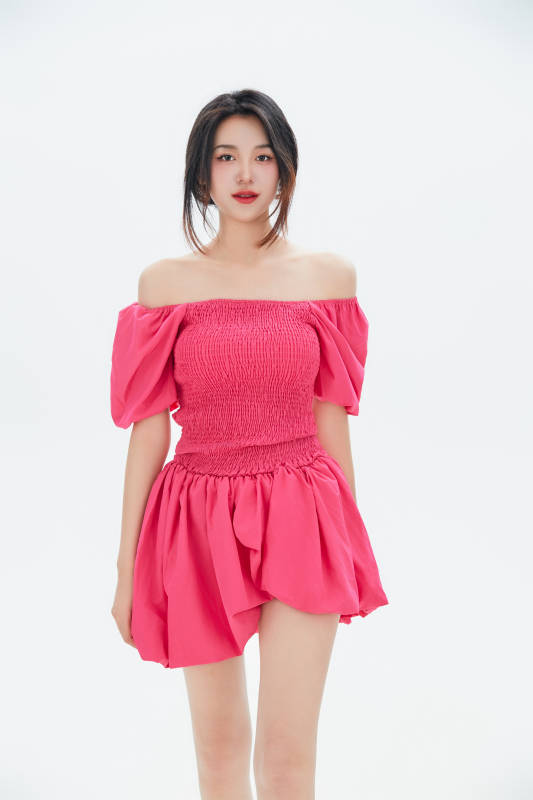 白色背景里的中国女性大学生