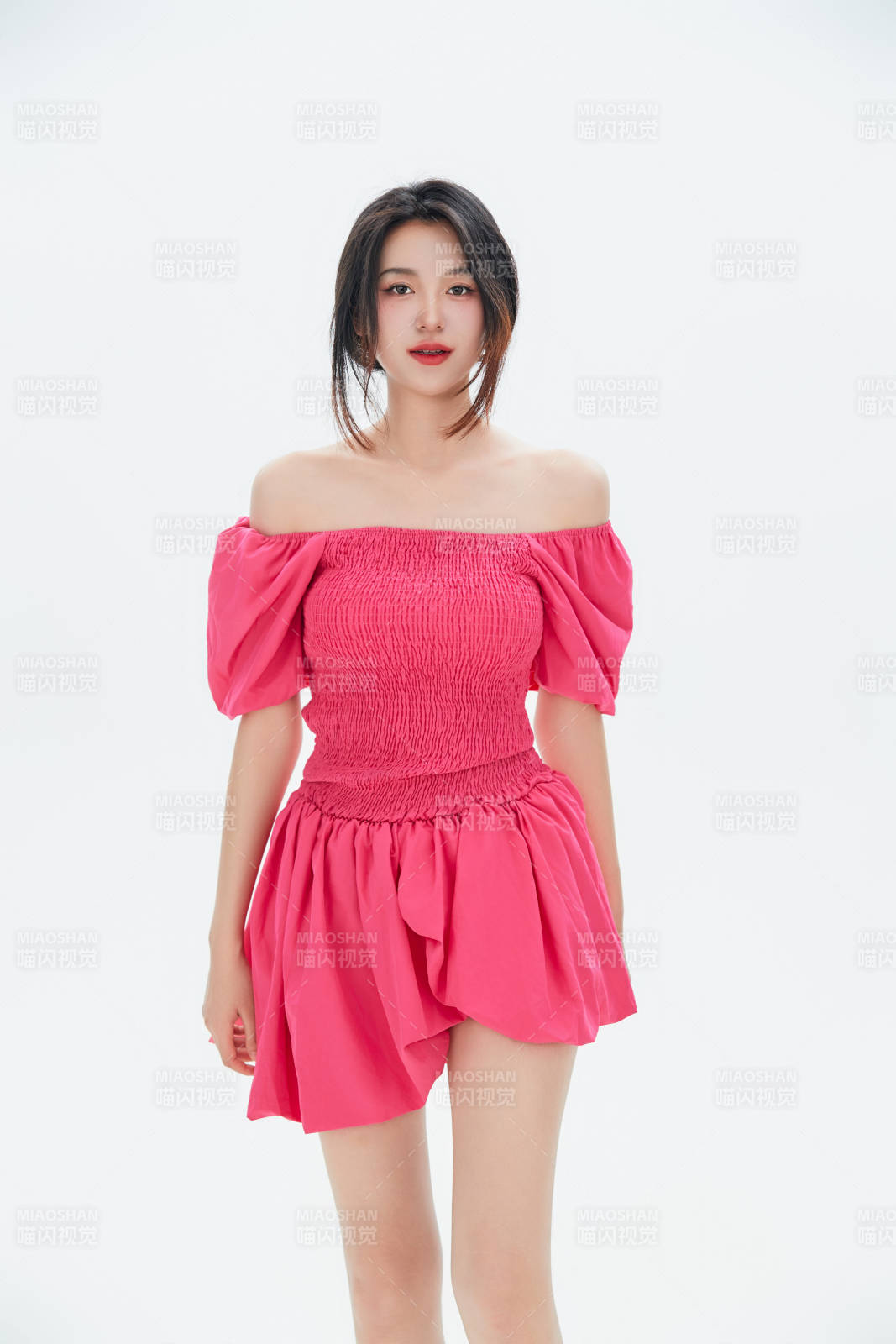 白色背景里的中国女性大学生