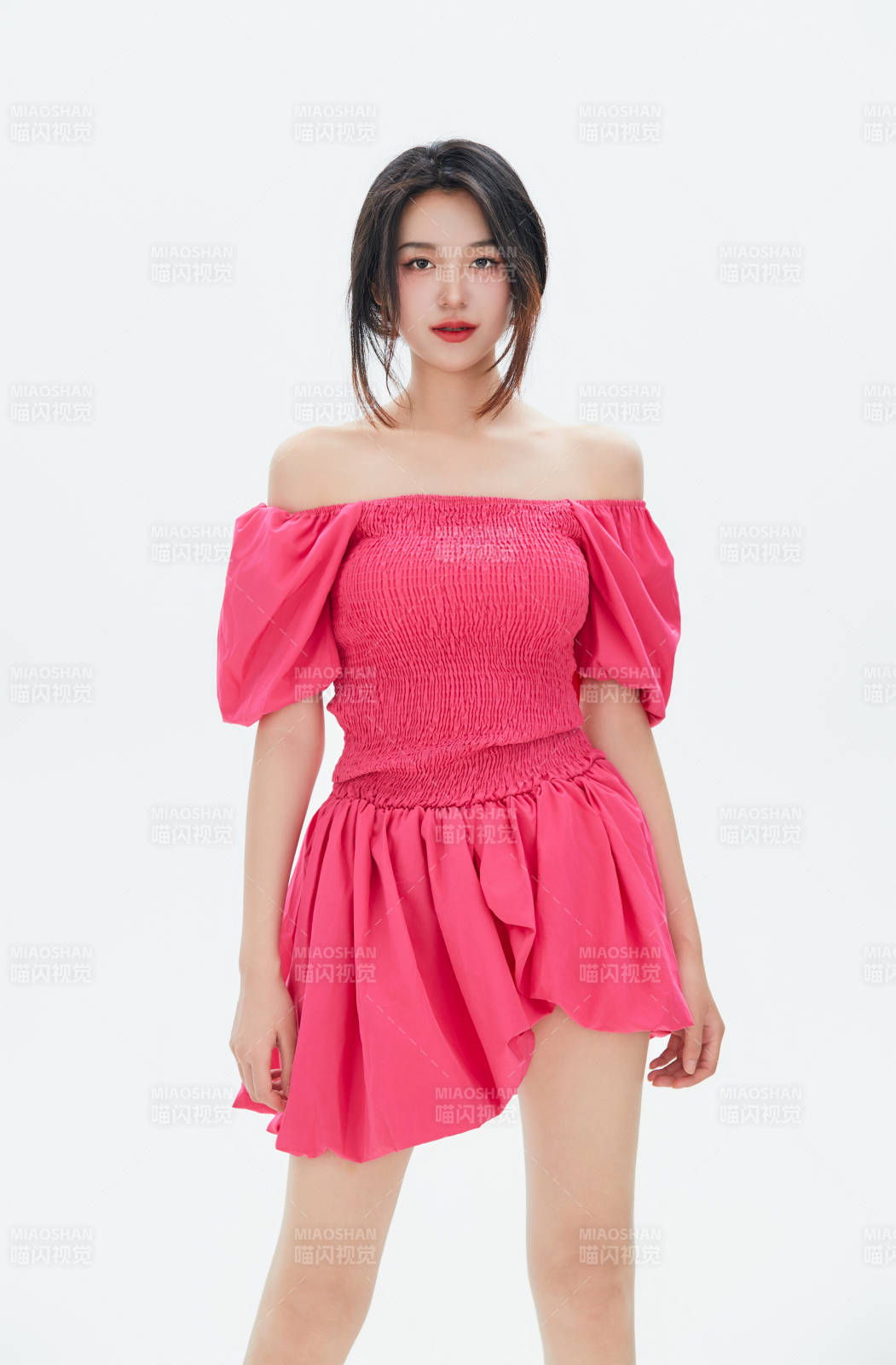 白色背景里的中國女性大學生