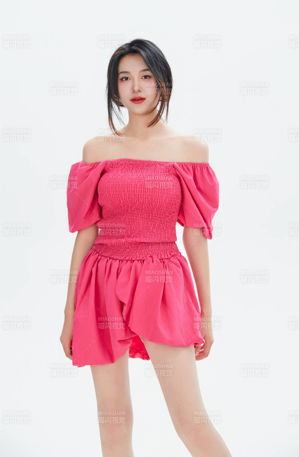 白色背景里的中國女性大學生