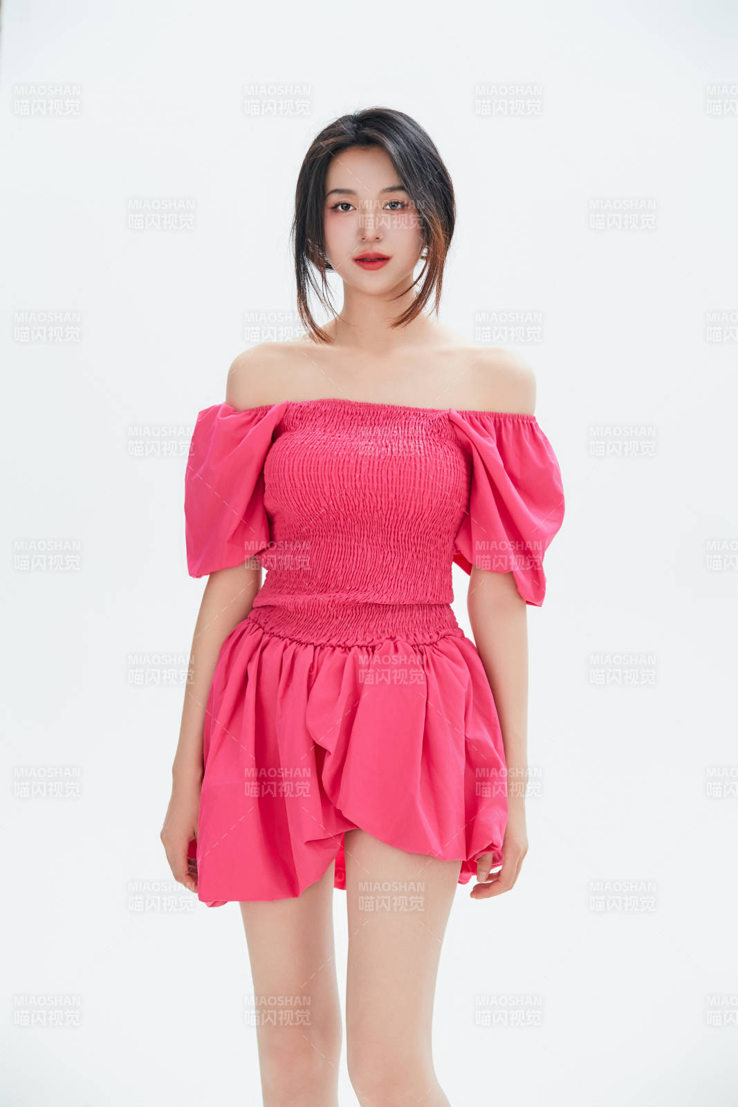 白色背景里的中國(guó)女性大學(xué)生