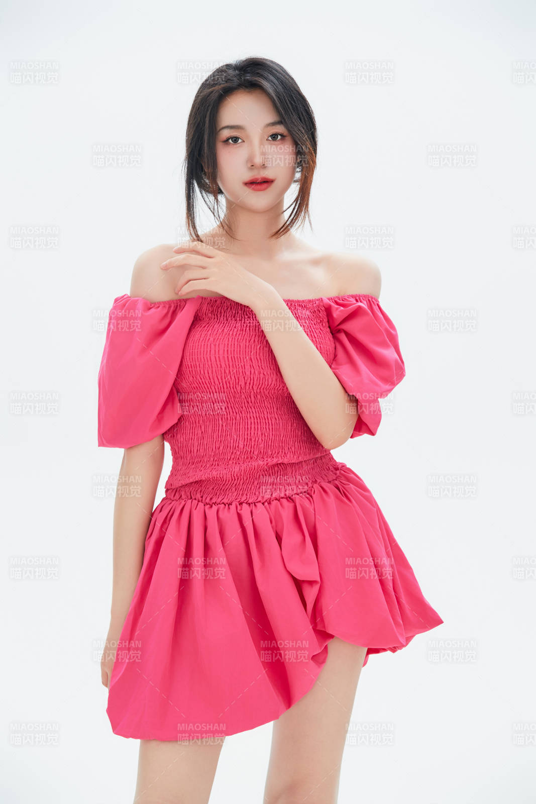 白色背景里的中國女性大學生