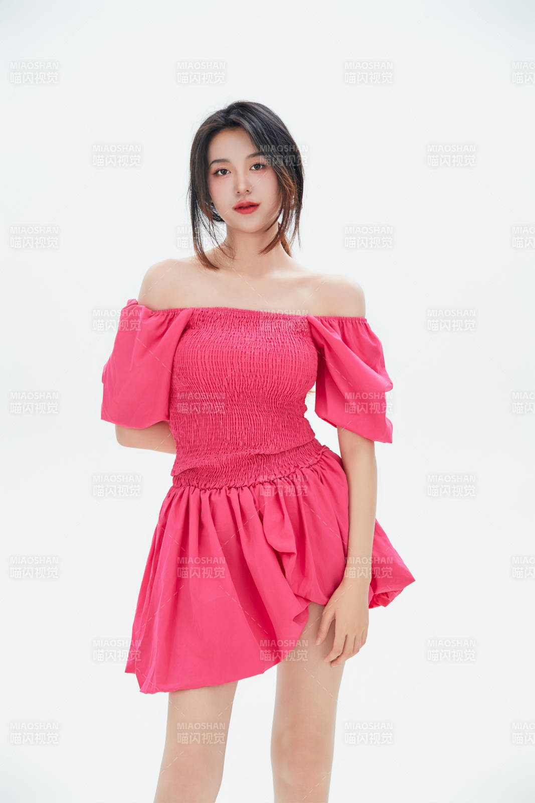 白色背景里的中國女性大學生