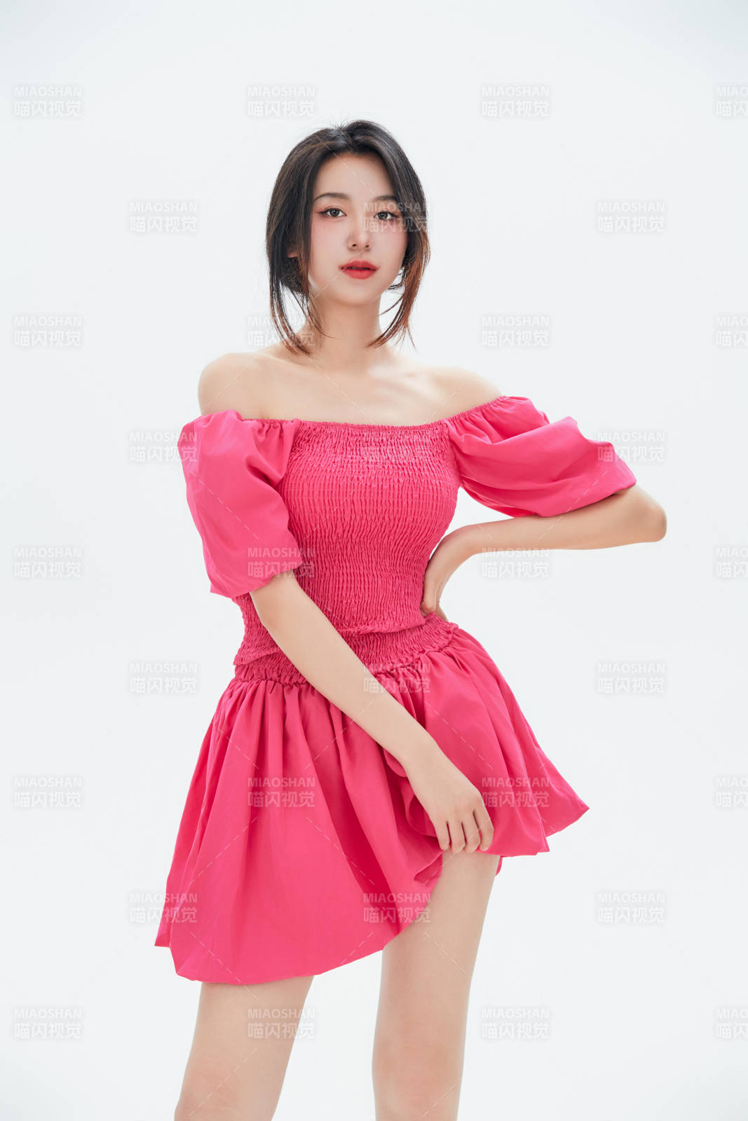 白色背景里的中國女性大學生