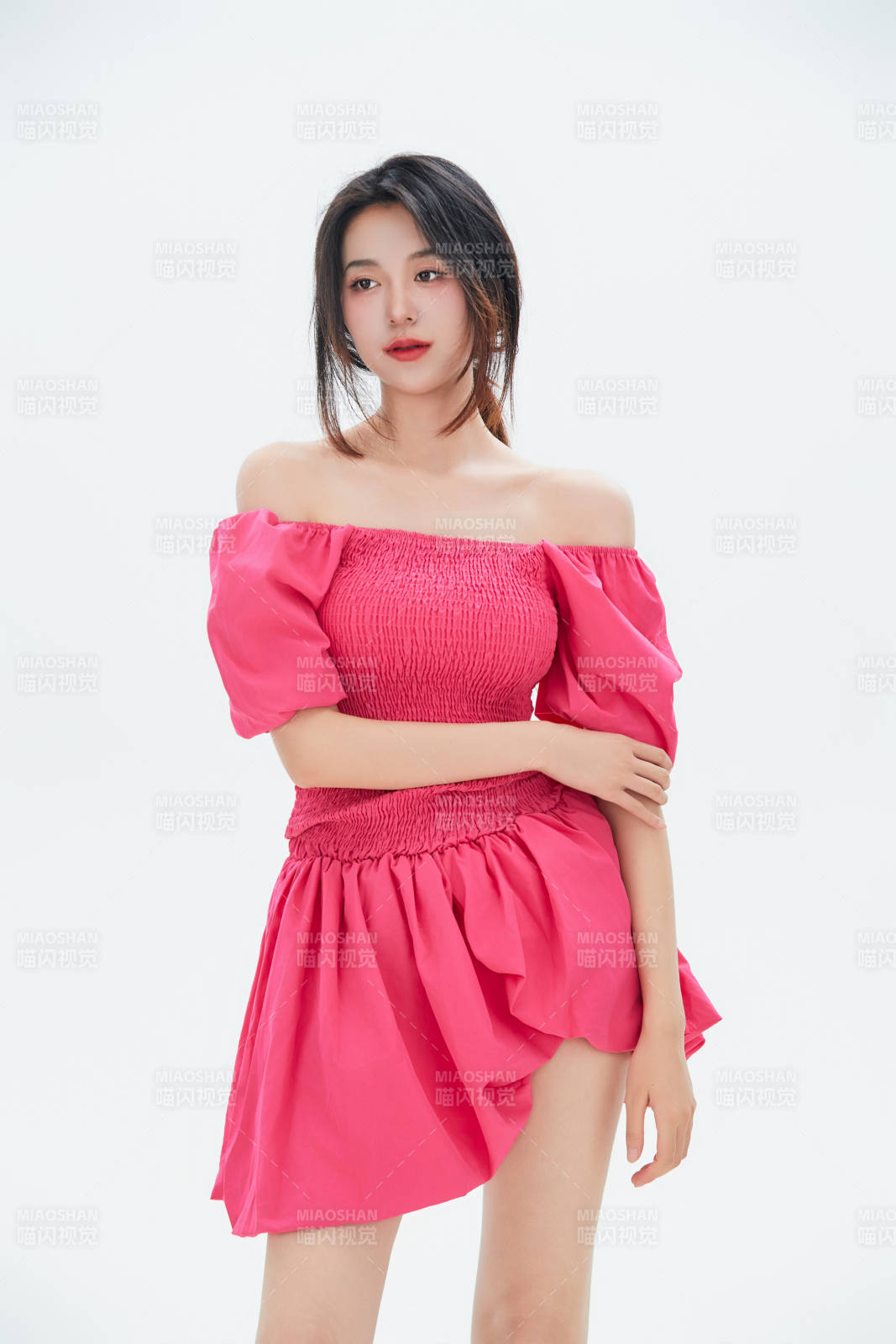 白色背景里的中國女性大學生