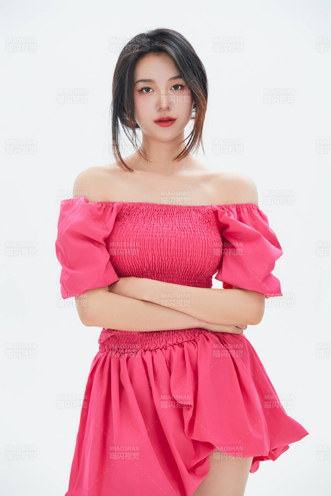 白色背景里的中國女性大學生