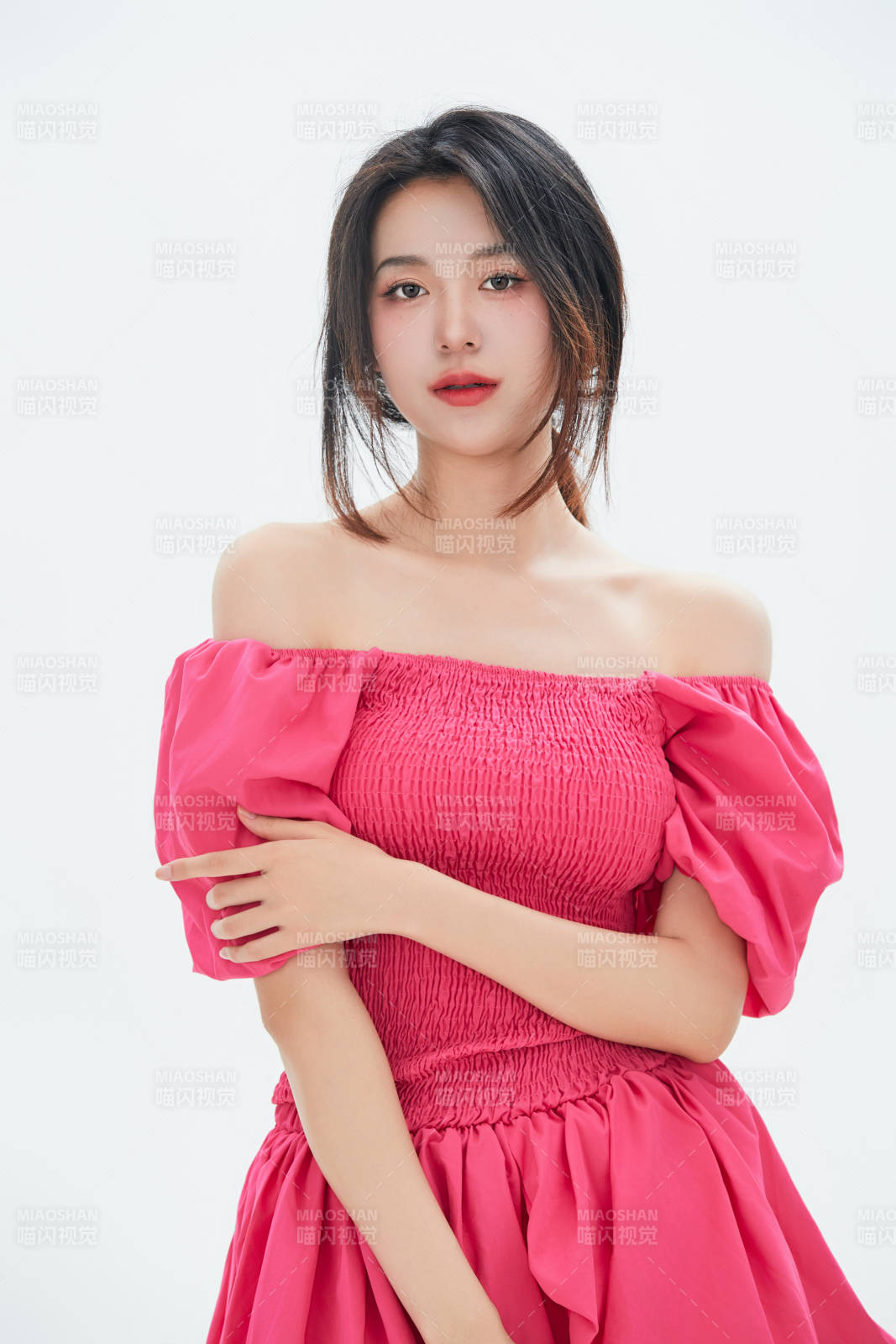 白色背景里的中國女性大學生