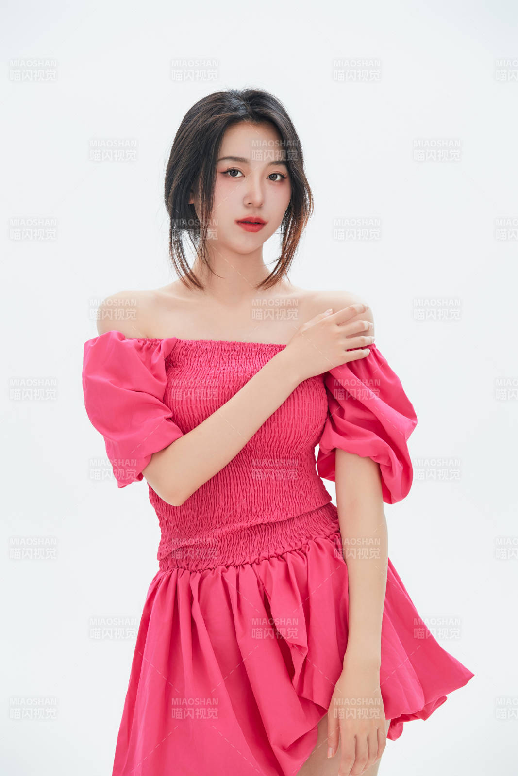 白色背景里的中國女性大學生