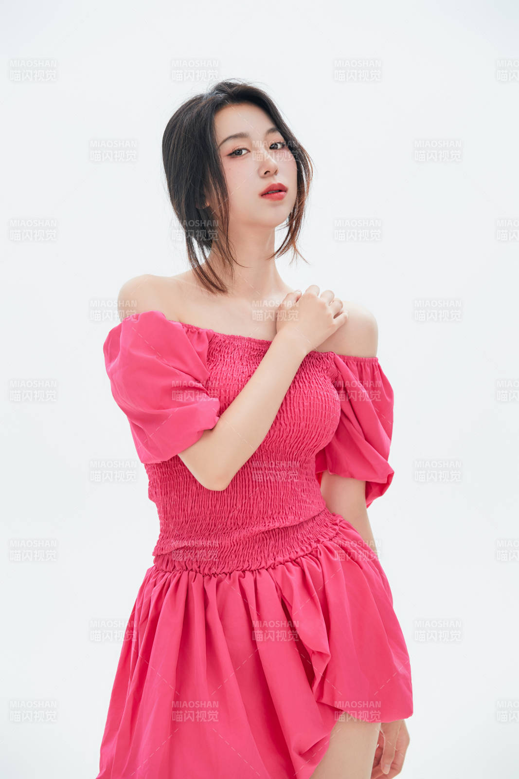 白色背景里的中國女性大學生