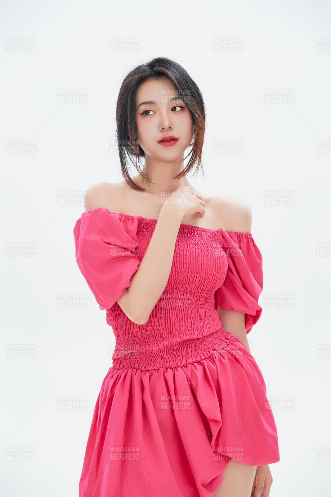 白色背景里的中國(guó)女性大學(xué)生