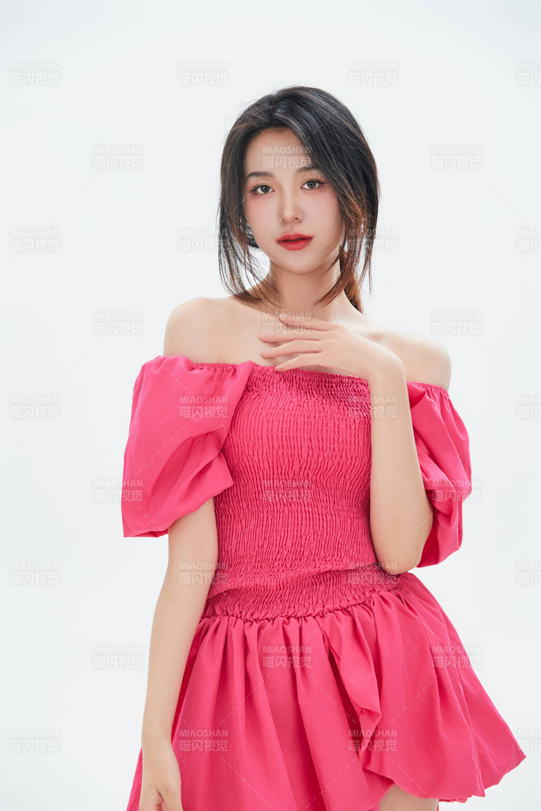 白色背景里的中國女性大學生