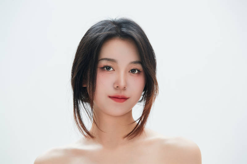 白色背景里的中國女性大學生