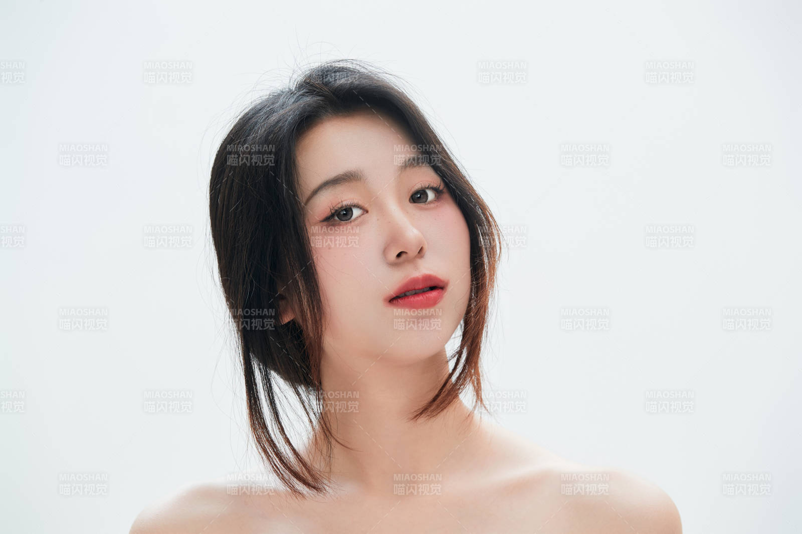 白色背景里的中國女性大學生