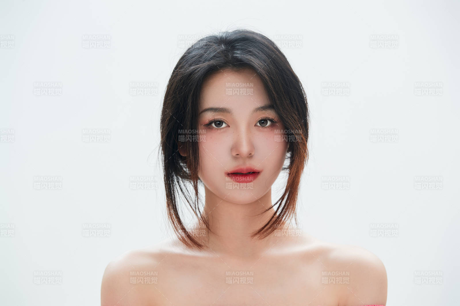 白色背景里的中國女性大學生