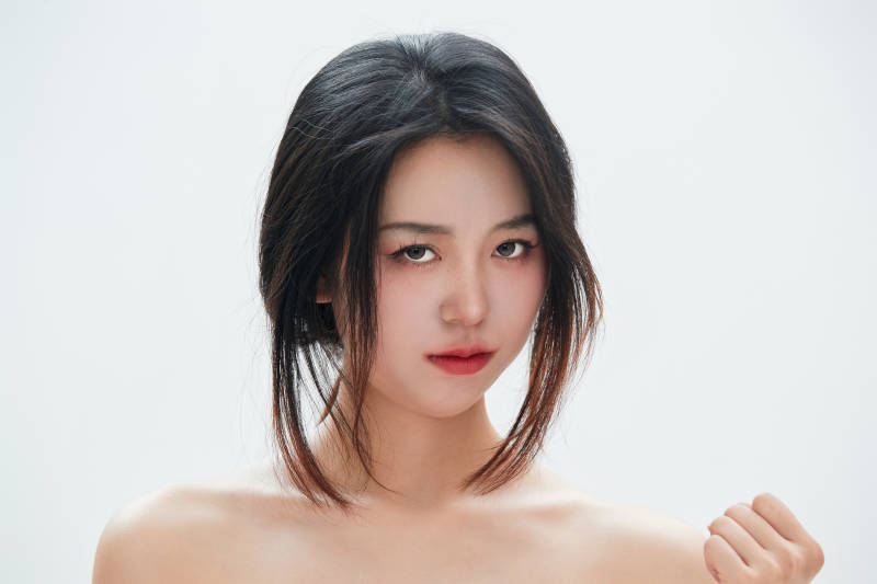 白色背景里的中國女性大學生