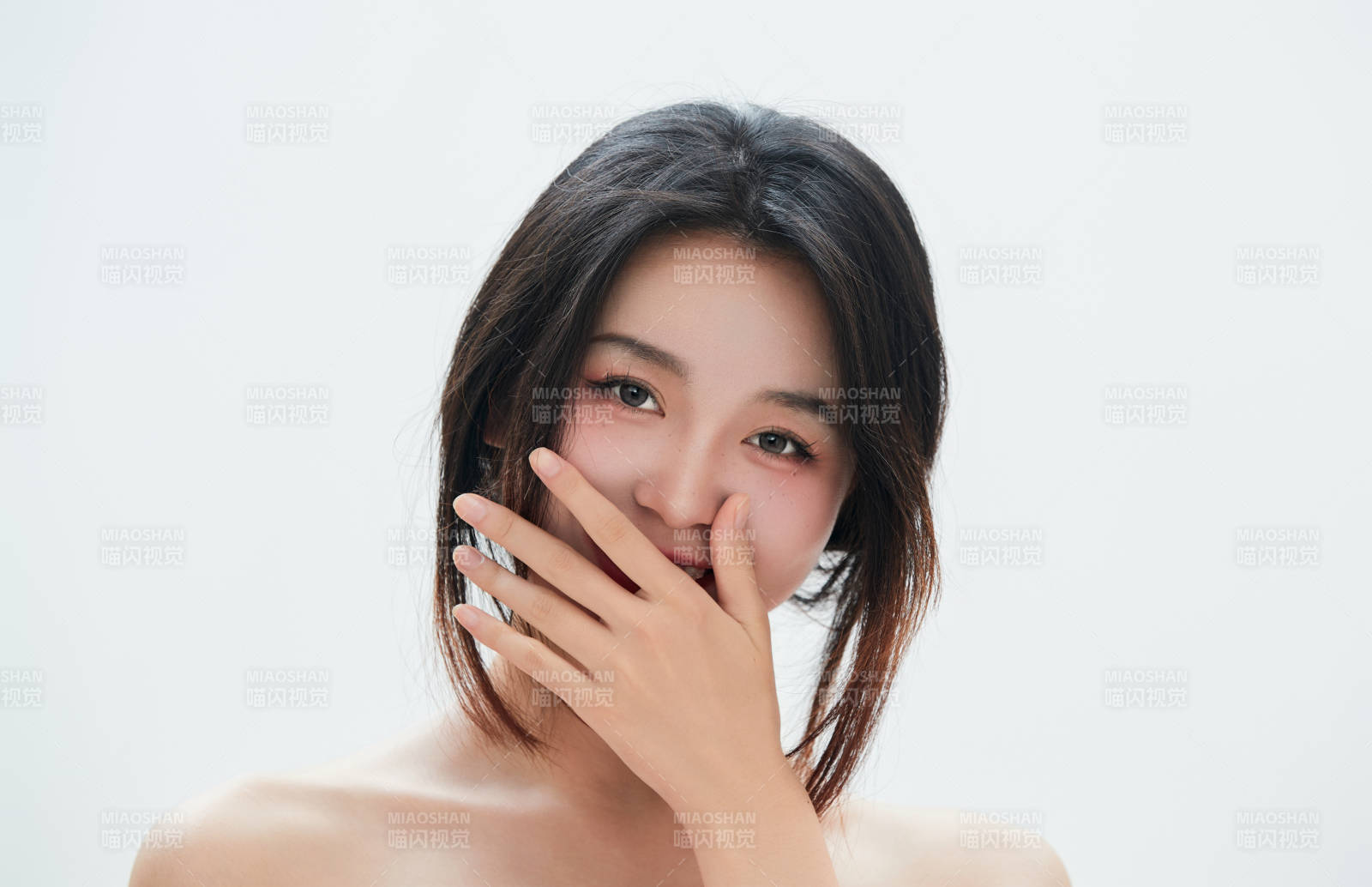 白色背景里的中國女性大學(xué)生