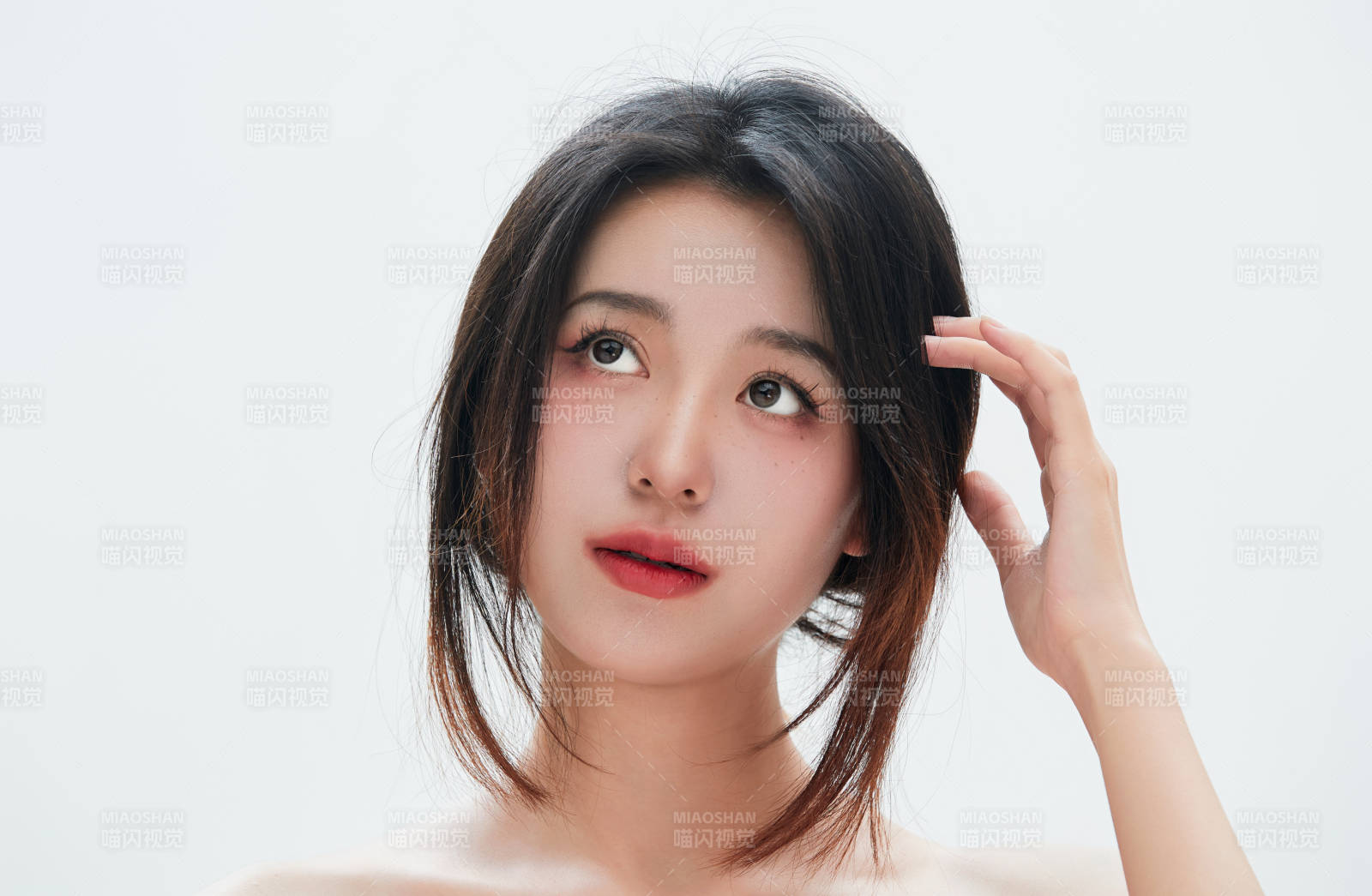 白色背景里的中國女性大學生