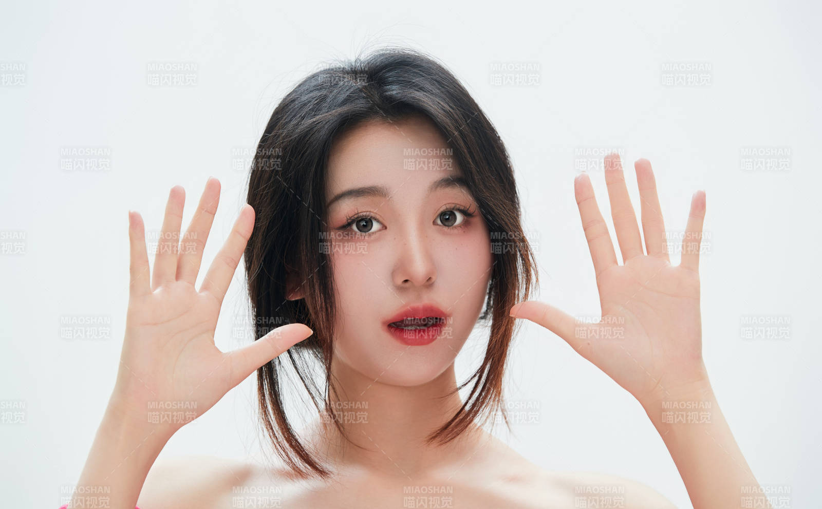 白色背景里的中國女性大學生