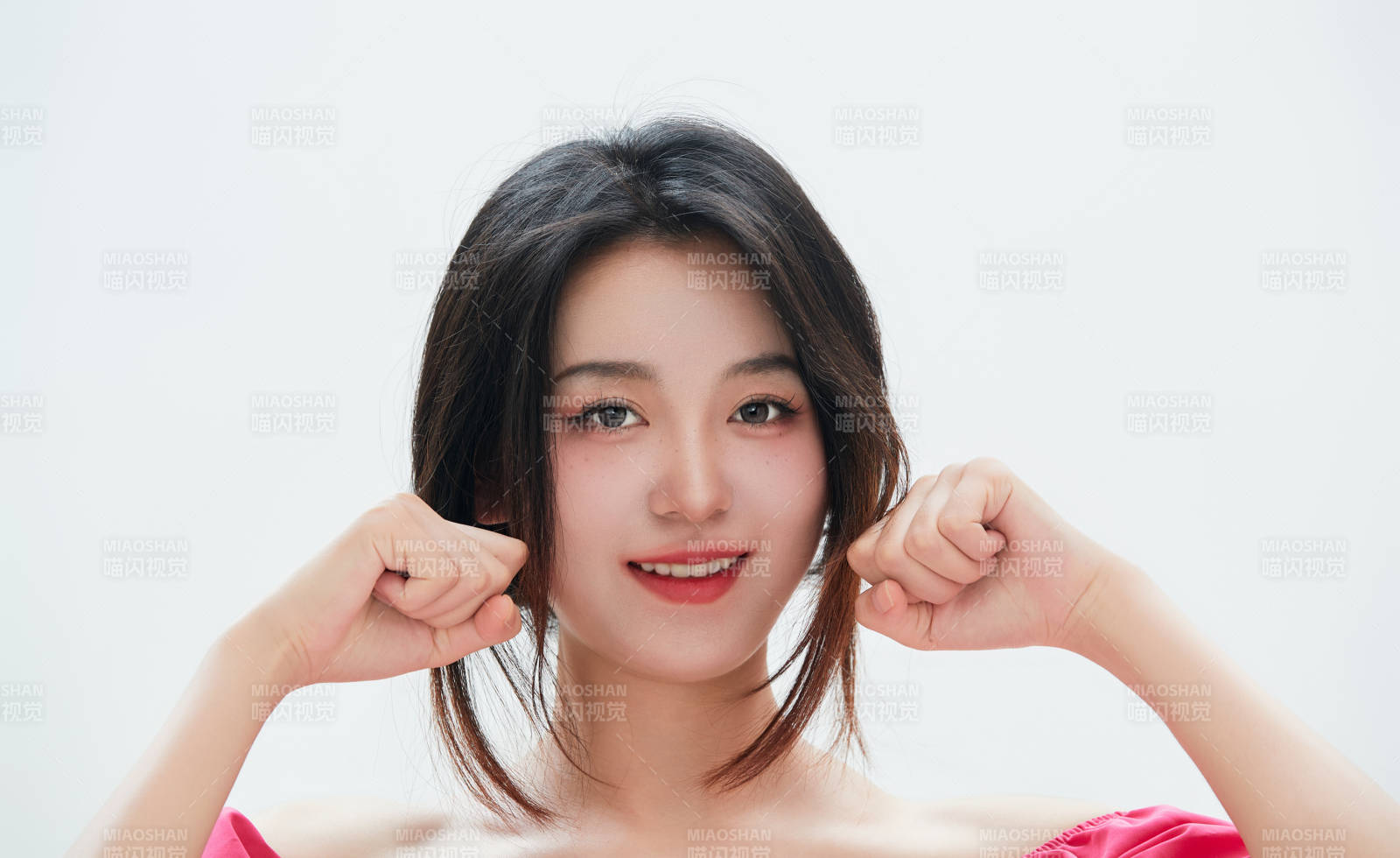 白色背景里的中国女性大学生