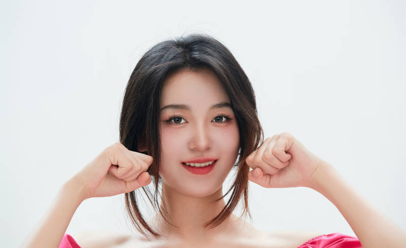 白色背景里的中国女性大学生