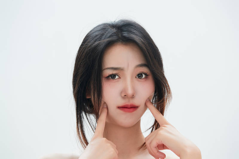 白色背景里的中国女性大学生