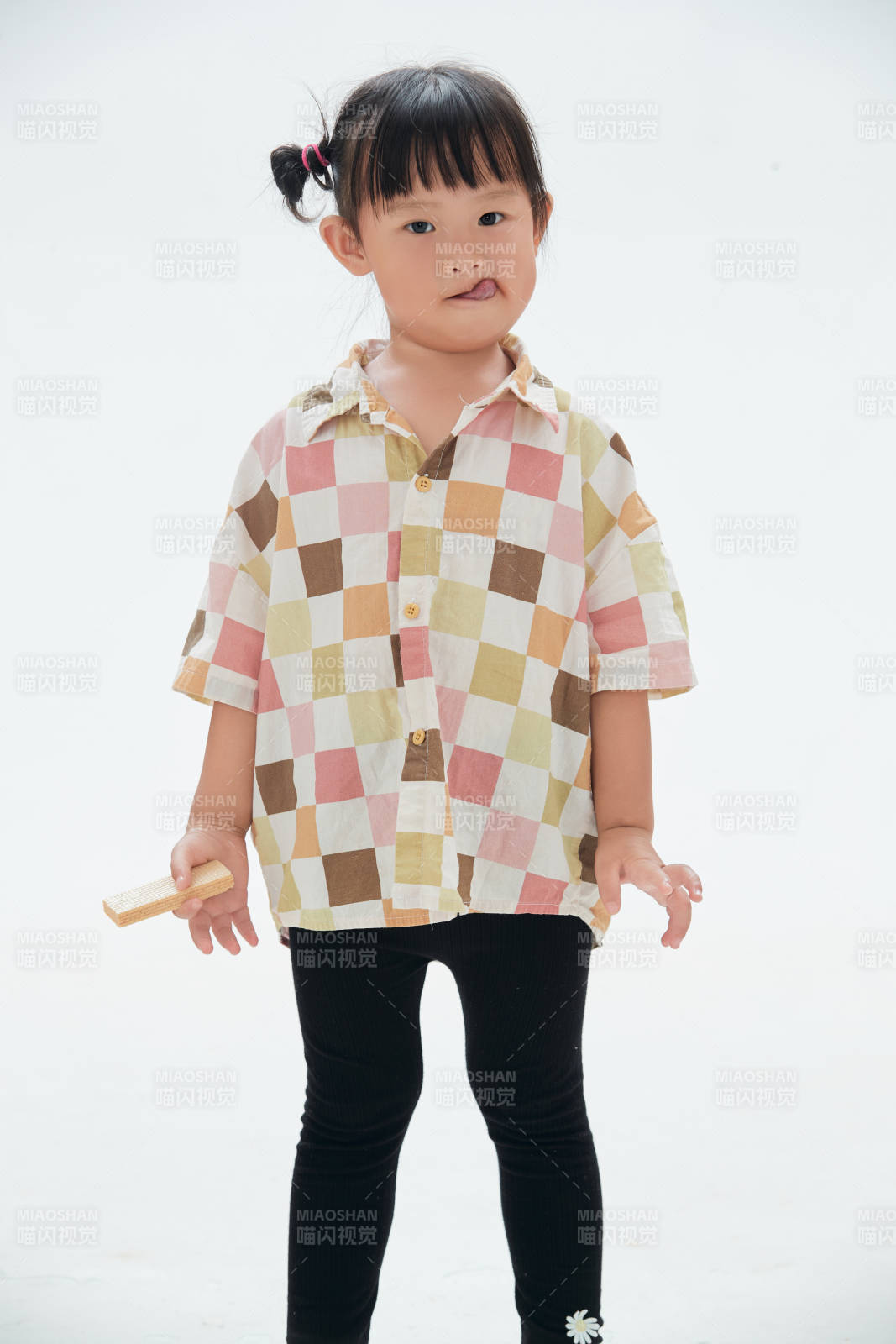 白色背景下頑皮可愛的中國小女孩兒童