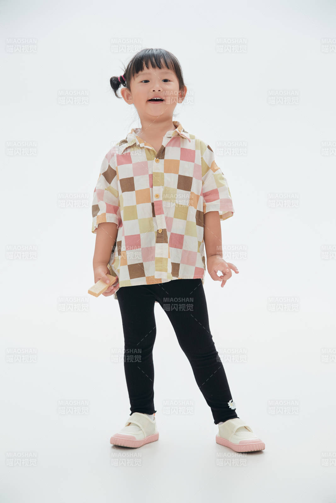 白色背景下頑皮可愛的中國小女孩兒童