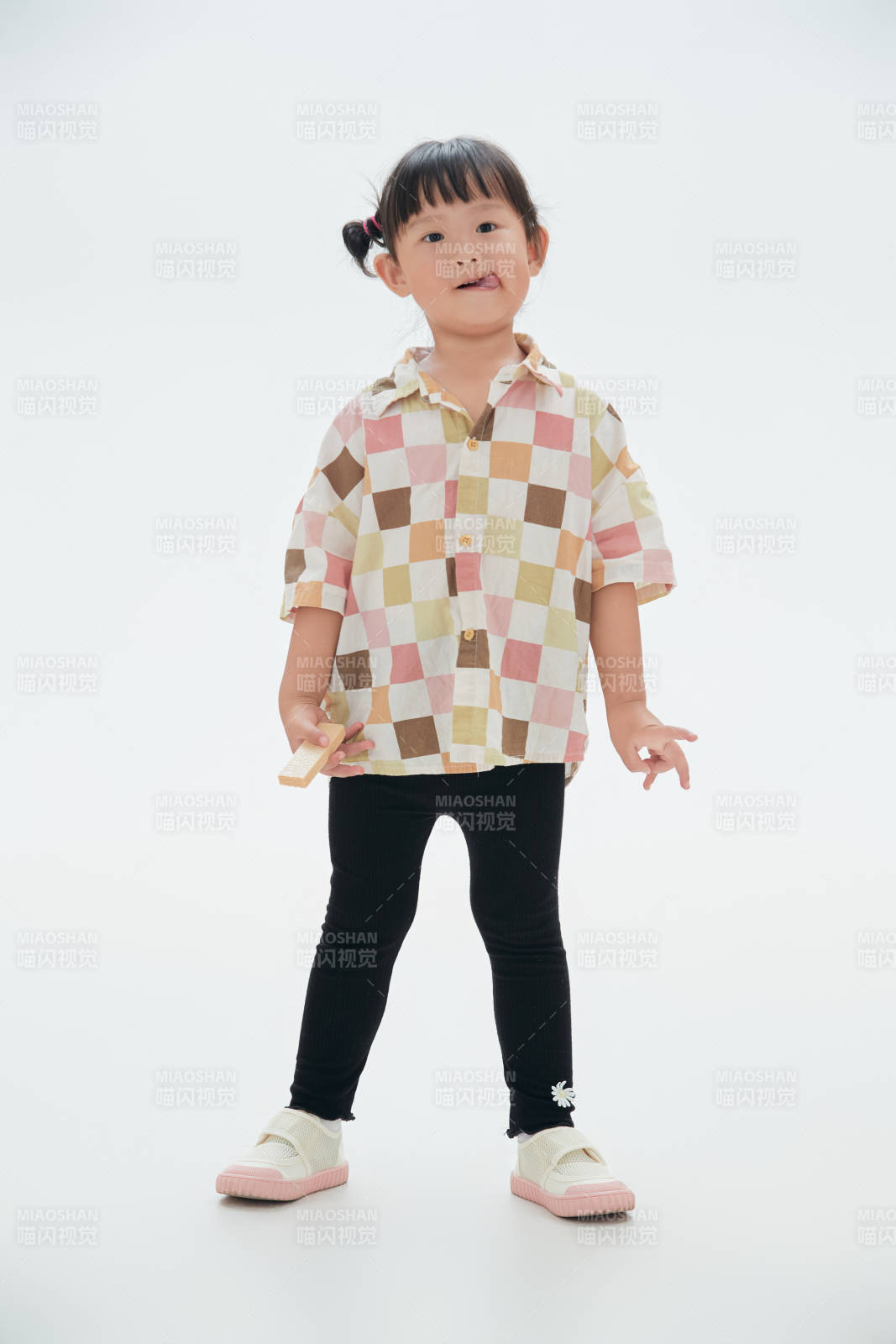 白色背景下頑皮可愛的中國小女孩兒童