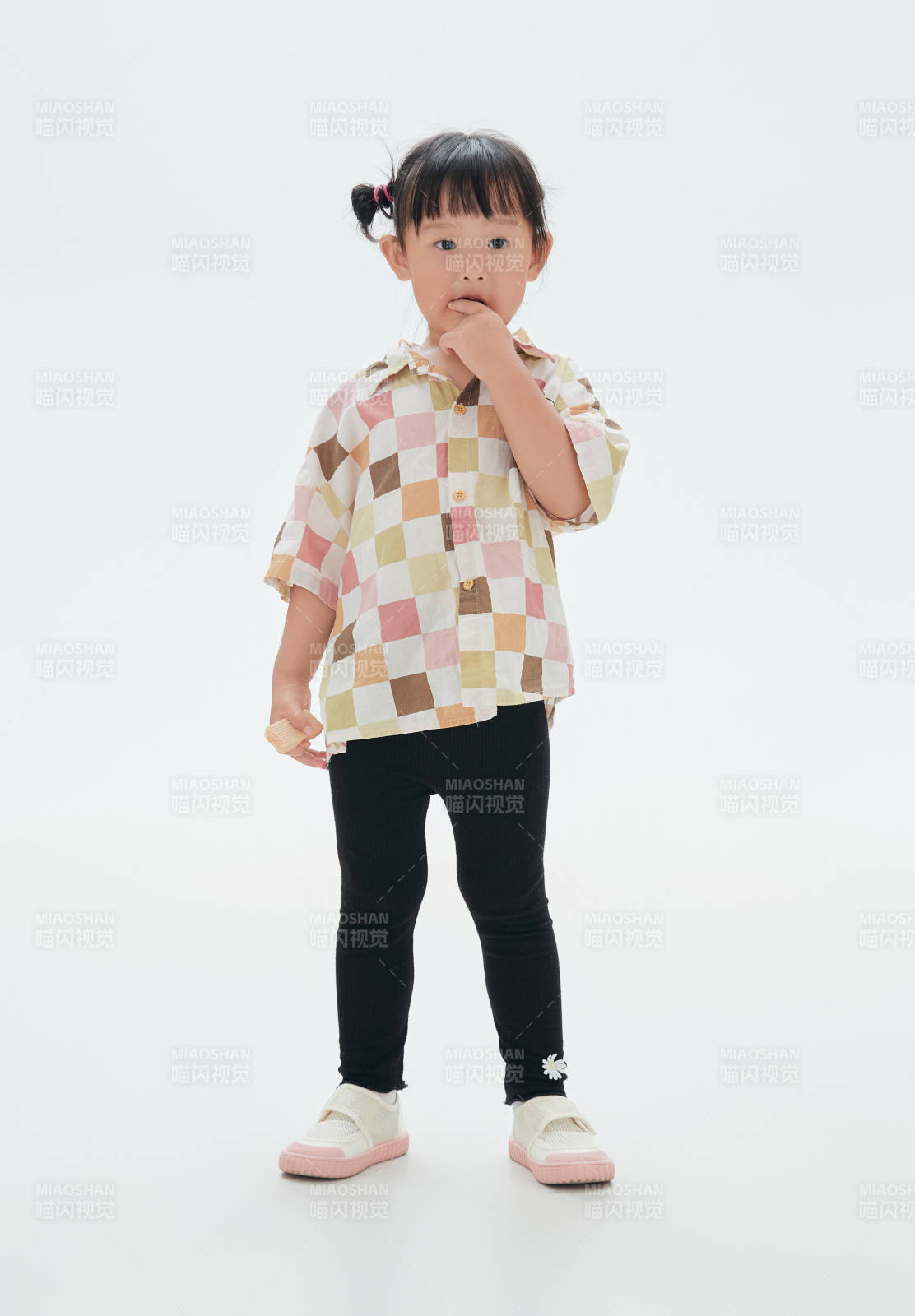 白色背景下頑皮可愛的中國小女孩兒童