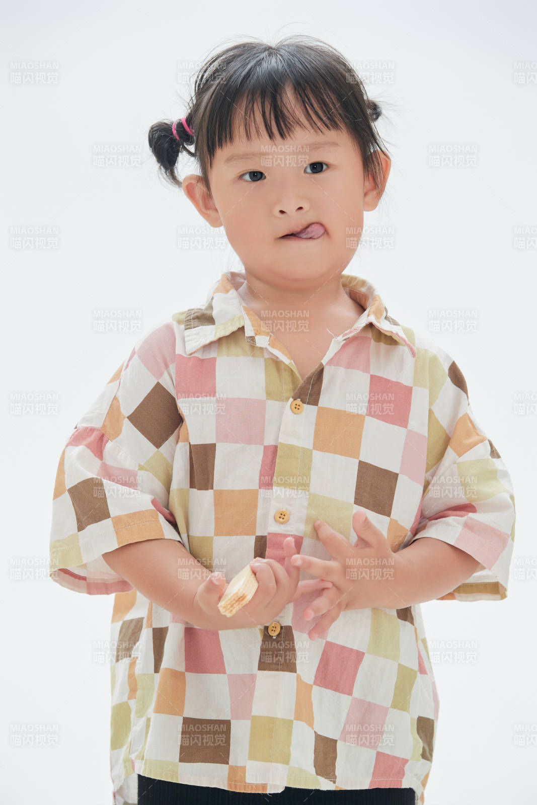 白色背景下頑皮可愛(ài)的中國(guó)小女孩兒童