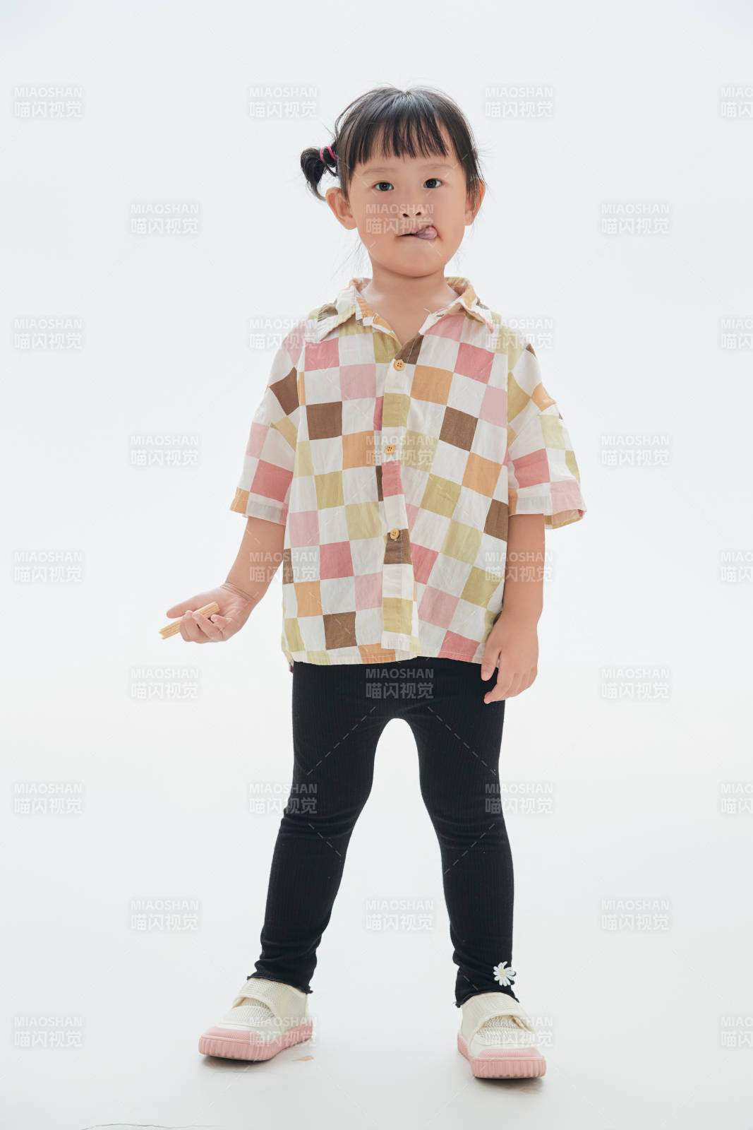 白色背景下頑皮可愛的中國小女孩兒童