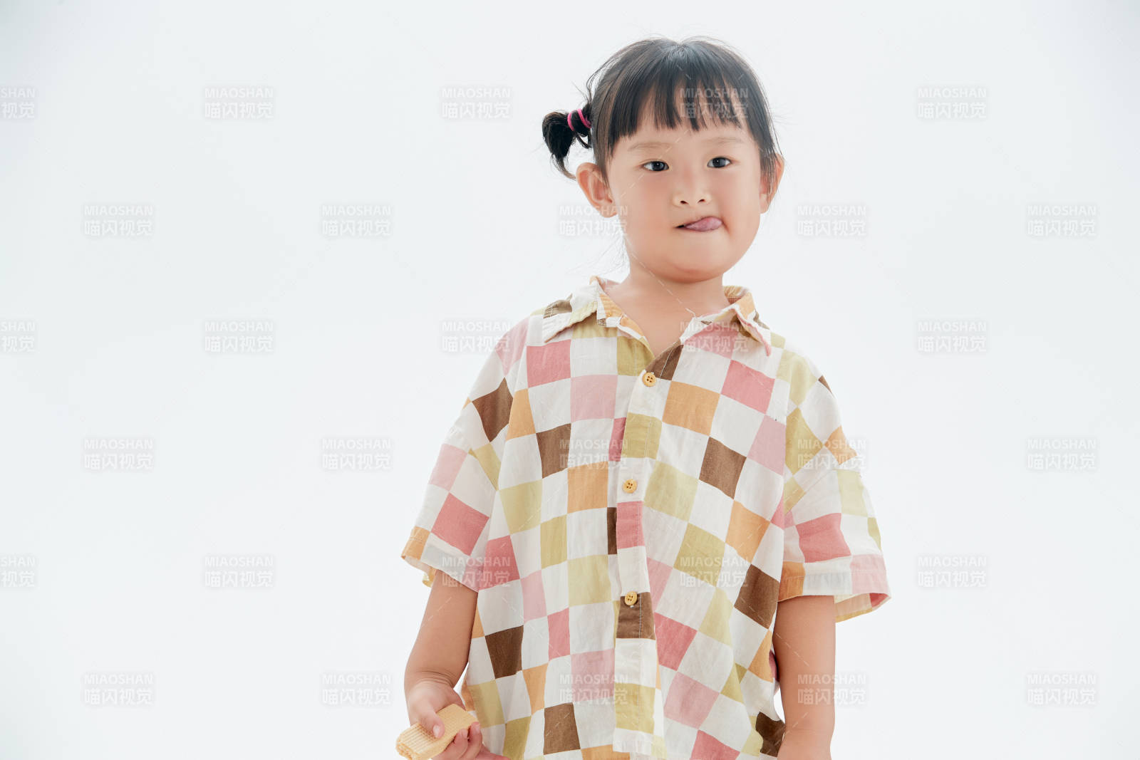 白色背景下頑皮可愛的中國小女孩兒童