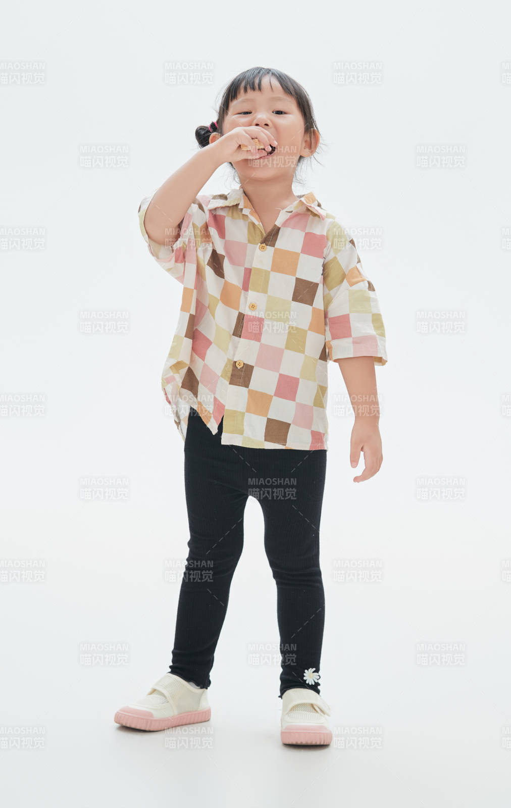 白色背景下頑皮可愛的中國小女孩兒童
