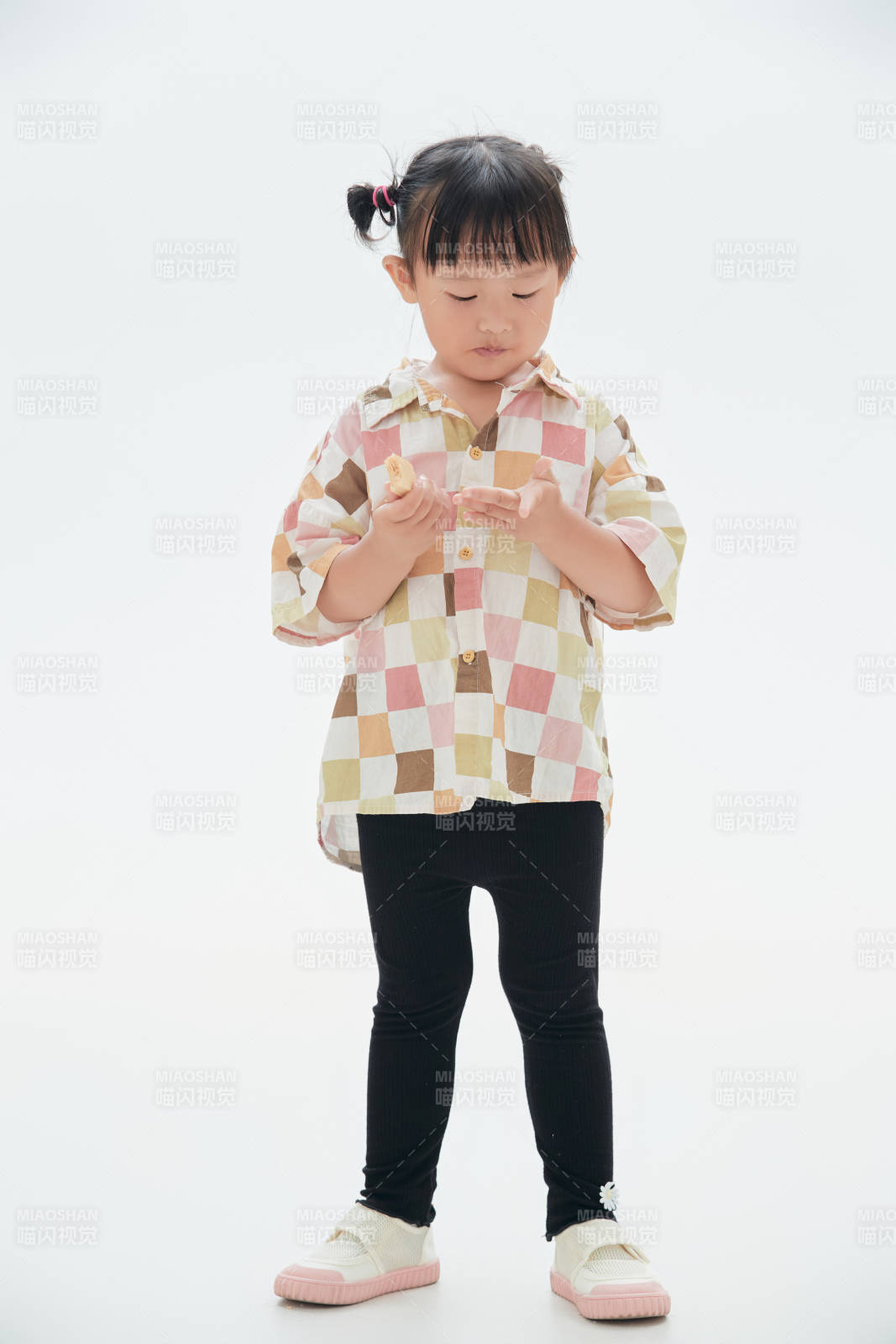 白色背景下頑皮可愛的中國小女孩兒童