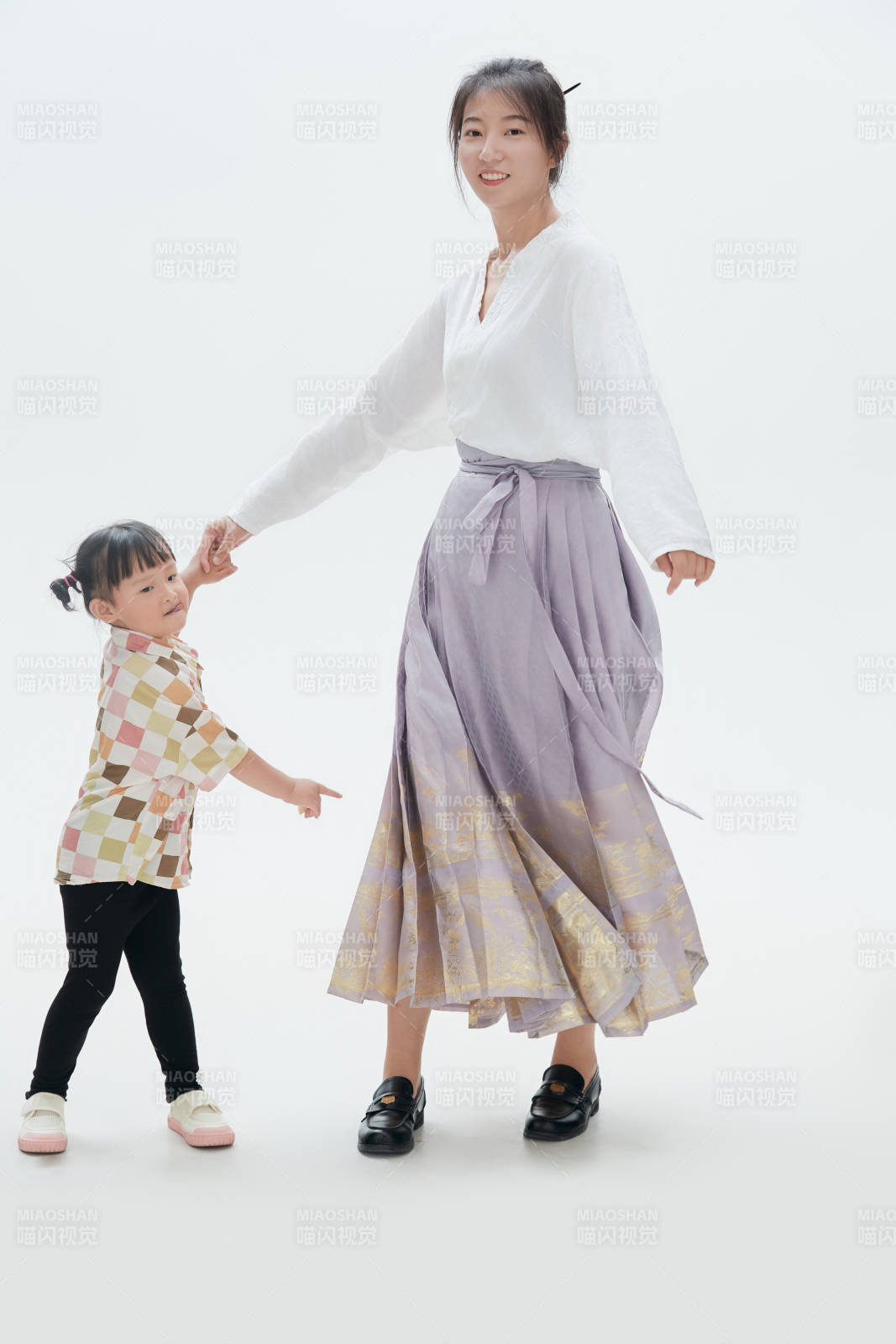 白色背景下的媽媽與可愛女兒親子人像