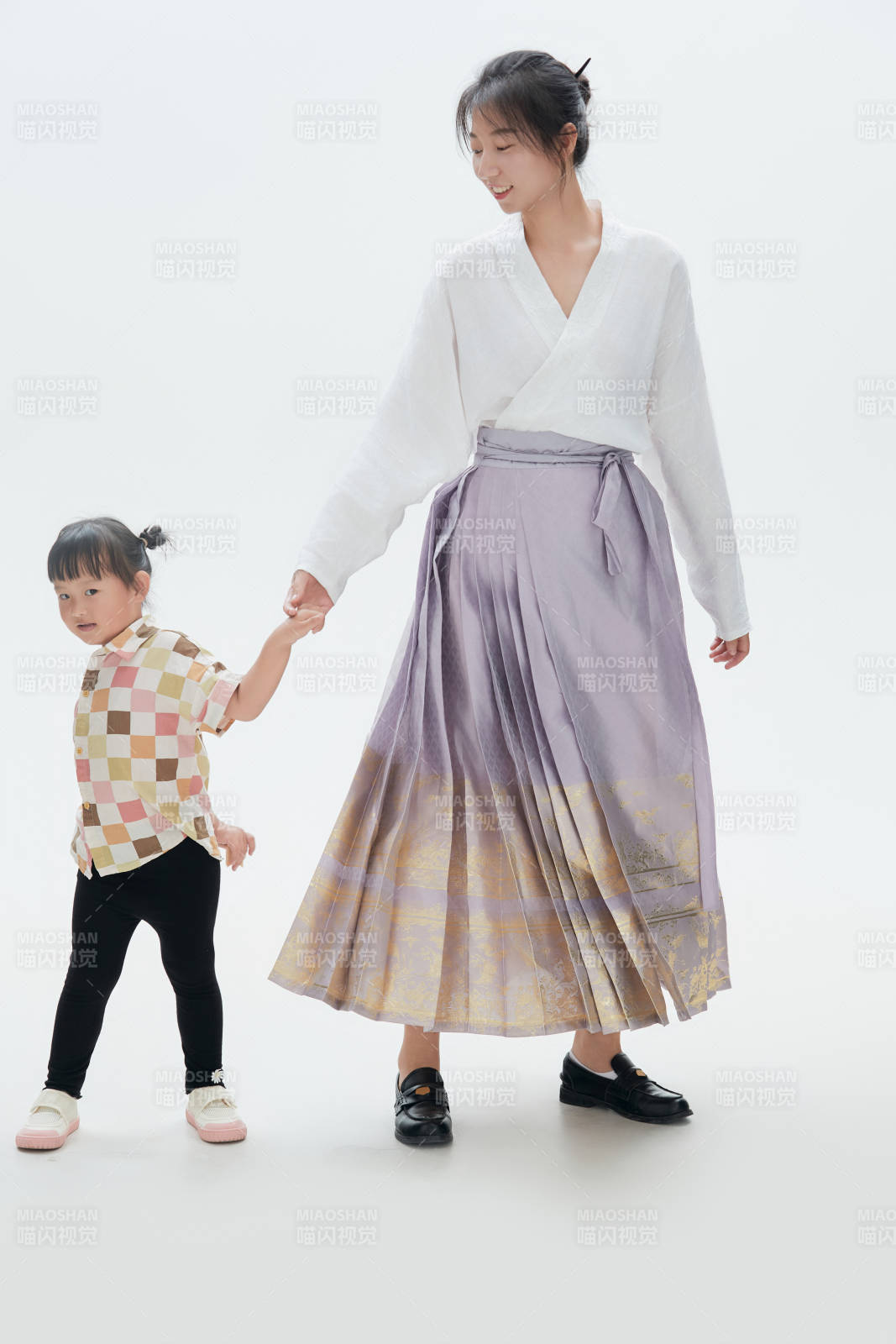 白色背景下的媽媽與可愛女兒親子人像