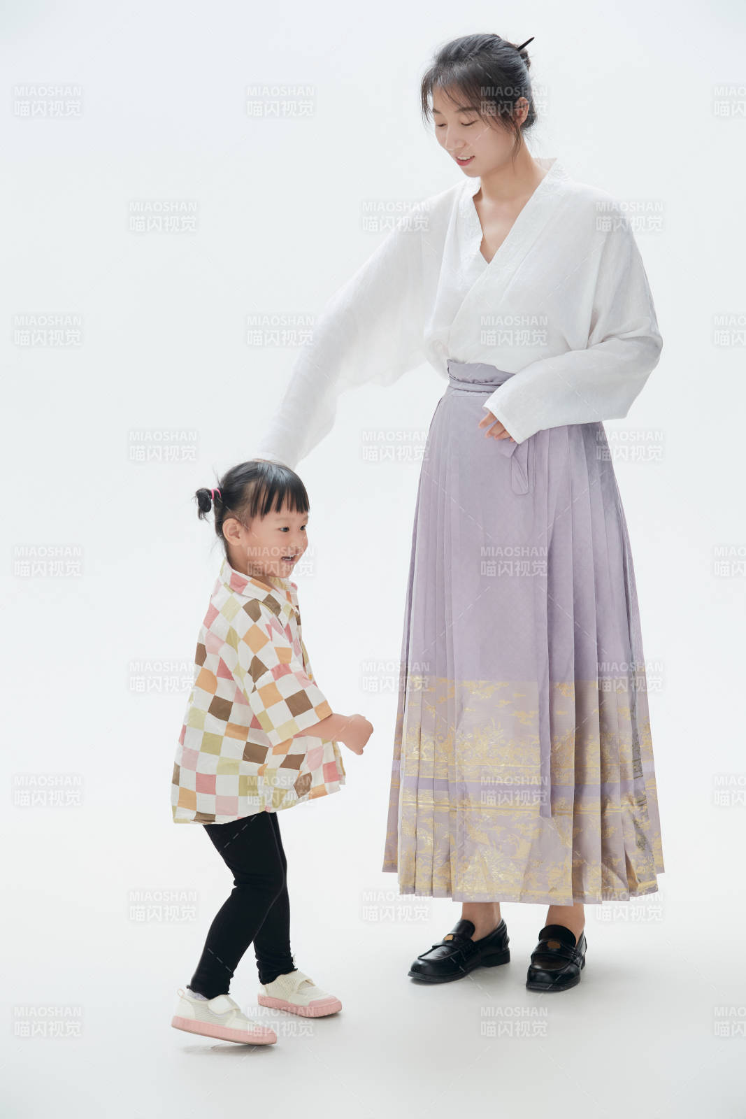 白色背景下的媽媽與可愛女兒親子人像