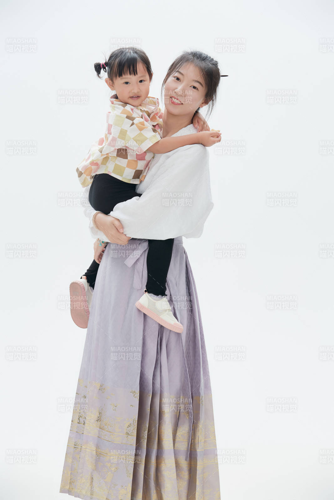 白色背景下的媽媽與可愛女兒親子人像