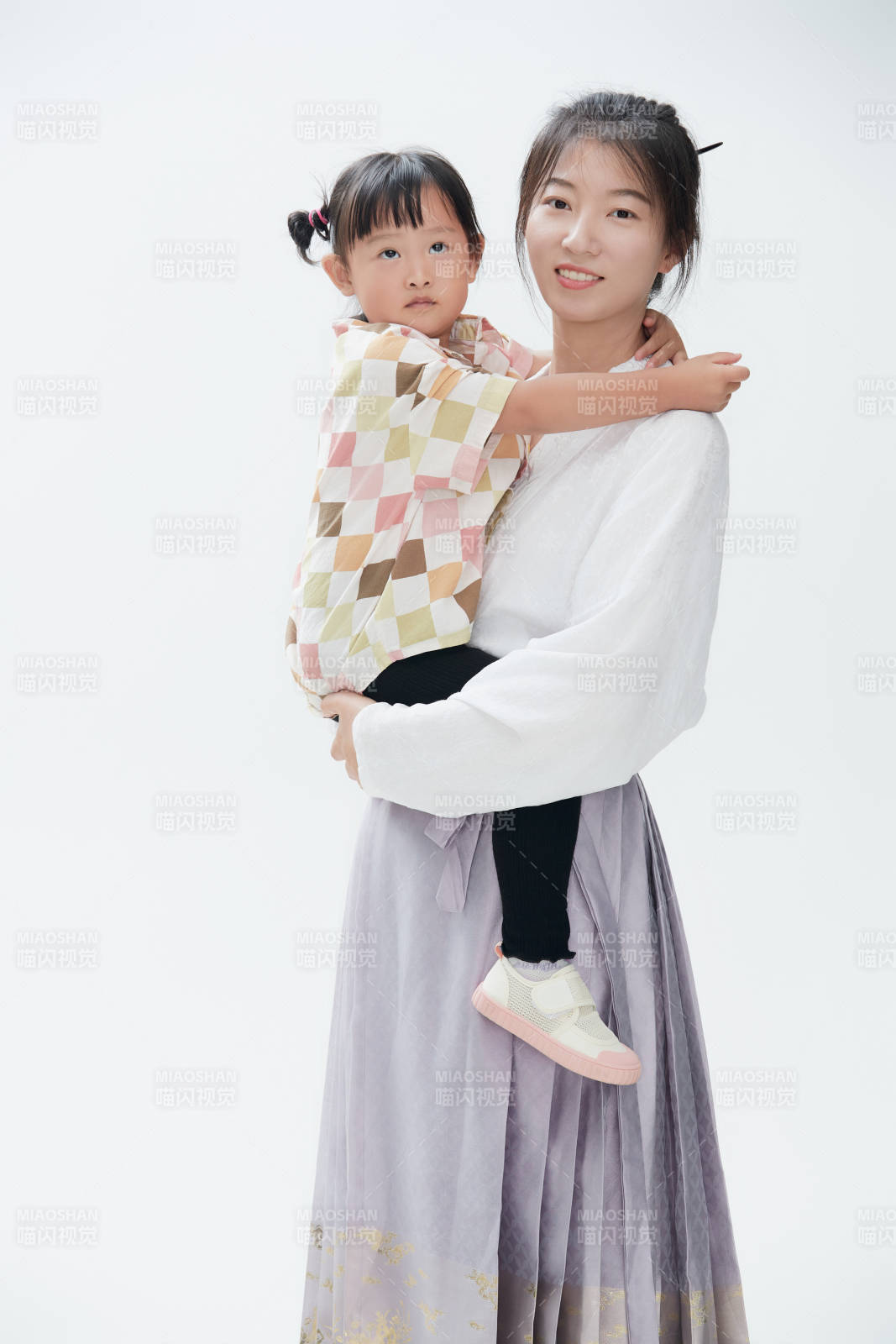 白色背景下的媽媽與可愛女兒親子人像