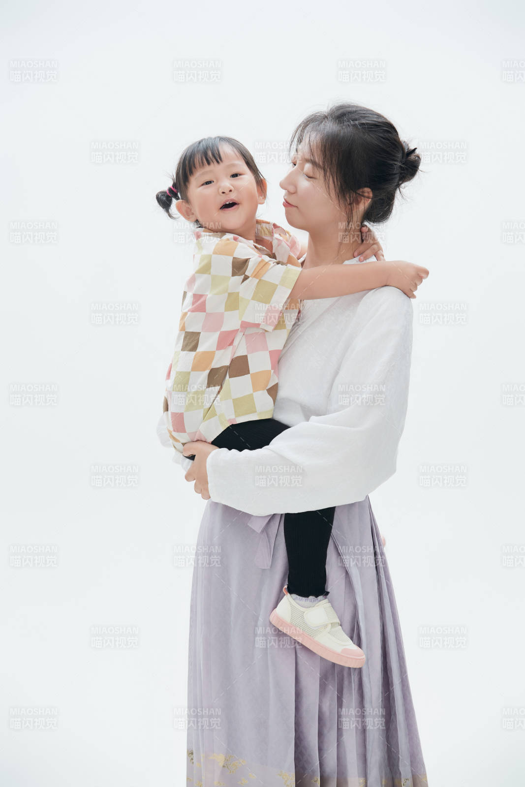 白色背景下的媽媽與可愛女兒親子人像